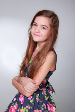 uzun saçlı güzel genç kız