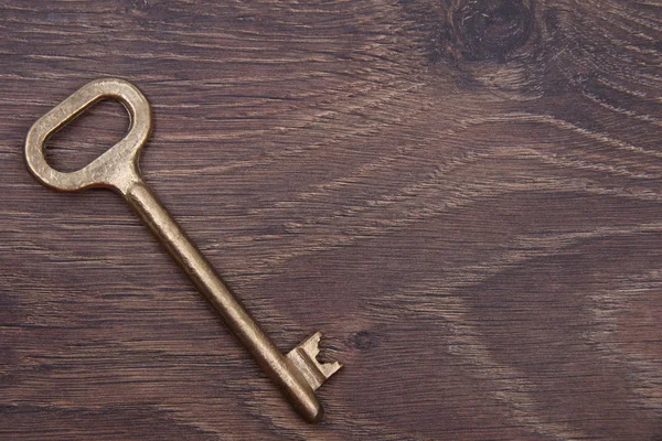 Antike Schlüssel isoliert auf dunklem Holzhintergrund — Stockfoto