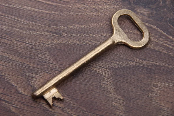antika anahtar yalıtılmış olarak izole koyu ahşap arka