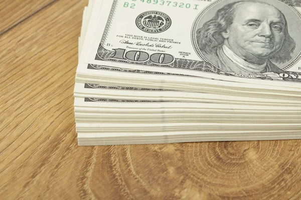 yüz dolarlık banknotlar yığını
