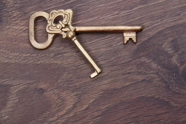 Δύο αρχαία κλειδιά με στολίδι σε σκούρο φόντο ξύλινη — Φωτογραφία Αρχείου