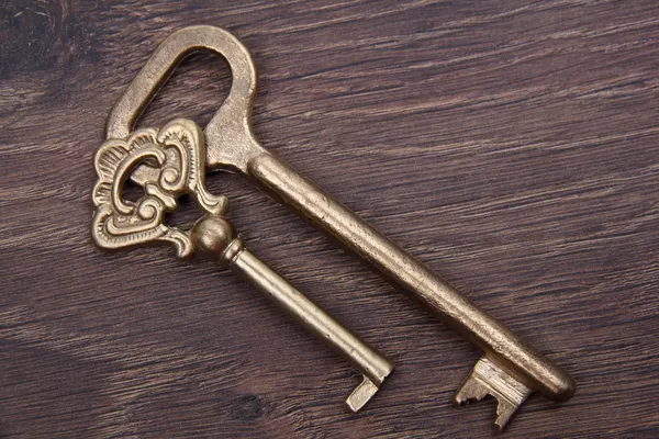 Δύο αρχαία κλειδιά με στολίδι σε σκούρο φόντο ξύλινη — Φωτογραφία Αρχείου