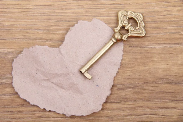 Antyczne klucz z ozdoba papier i serca na tle drewniane — Zdjęcie stockowe