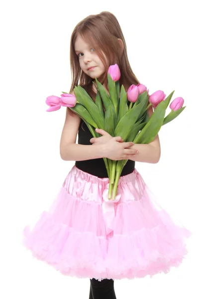 Kaukasische weinig danser met lange haren die een mooi boeket van tulpen — Stockfoto