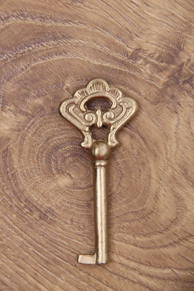 木製の背景に飾りを持つ古代のキー — ストック写真