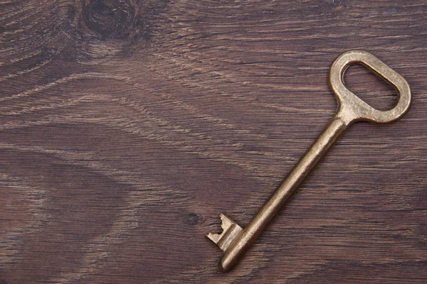 Antika anahtar yalıtılmış olarak izole ahşap arka plan — Stok fotoğraf
