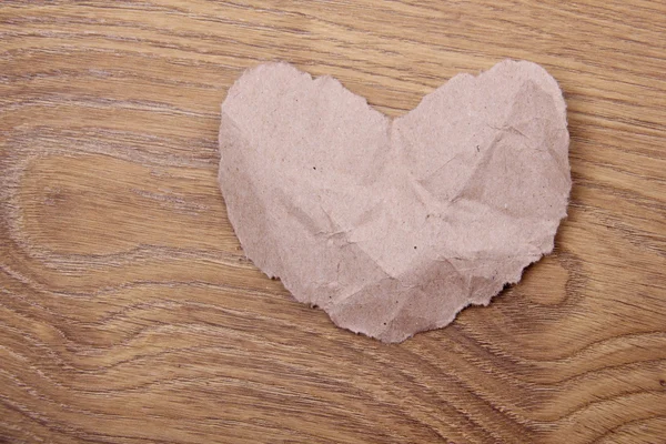 Cuore simbolo di carta su sfondo di legno — Foto Stock