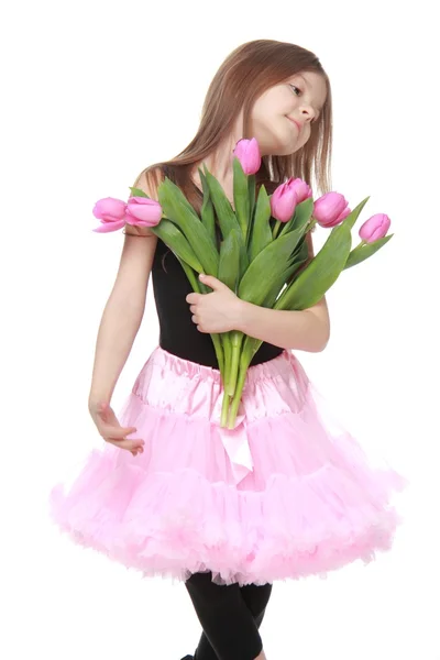 Glad liten dansare med långt hår håller en vacker bukett tulpaner — Stockfoto