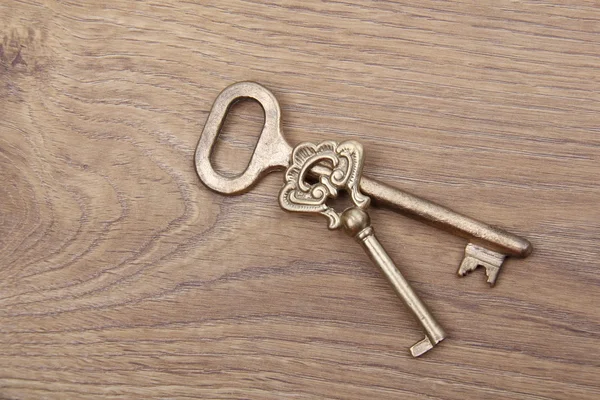 Deux clés anciennes avec ornement sur fond en bois — Photo