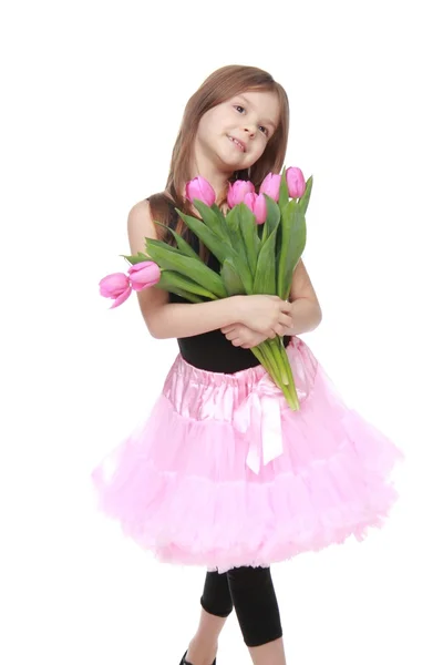 Ragazzina emotiva in tutù con un bellissimo bouquet di tulipani — Foto Stock