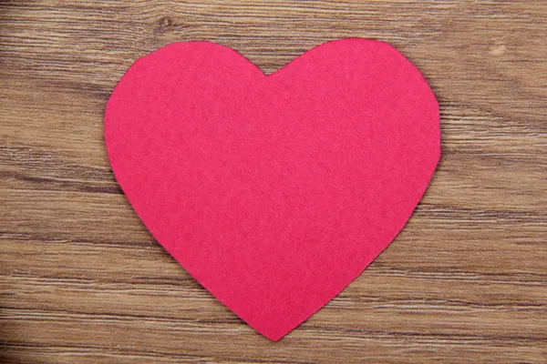Rood hart geïsoleerd op houten achtergrond — Stockfoto