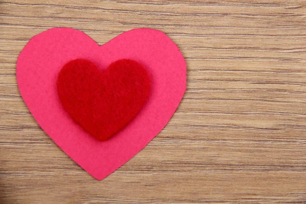 Corazón rojo sobre fondo de madera — Foto de Stock