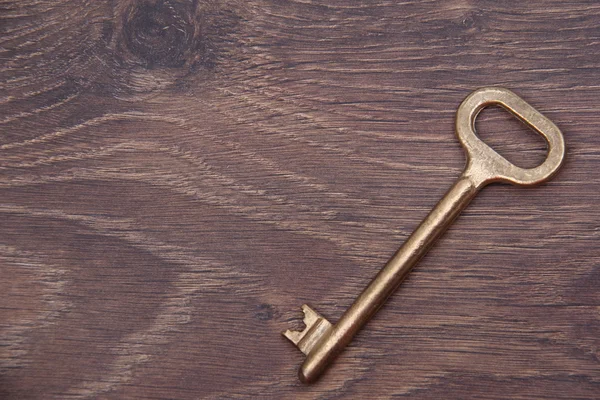 Schöner antiker Schlüssel auf Holzgrund — Stockfoto
