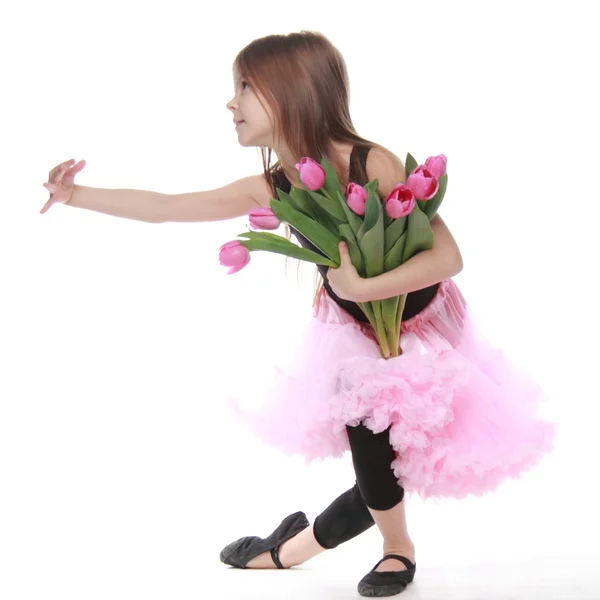 Baleriny w tutu z wielkim bukietem tulipanów jest w pozie balet — Zdjęcie stockowe