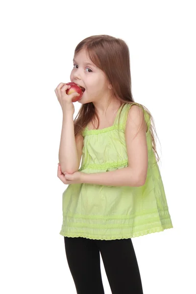 Retrato de una hermosa niña comiendo una manzana —  Fotos de Stock