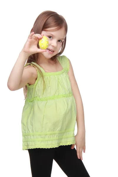 Paskalya yumurtası tutan çok tatlı kız — Stok fotoğraf