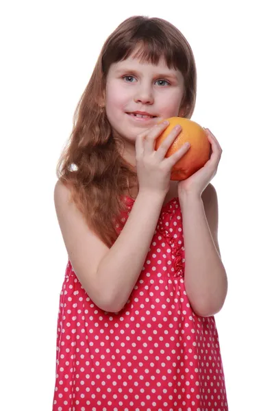 Vrolijk meisje houdt van grapefruit op witte achtergrond — Stockfoto