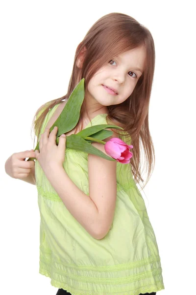 Imagen de una hermosa niña con un tulipán — Foto de Stock