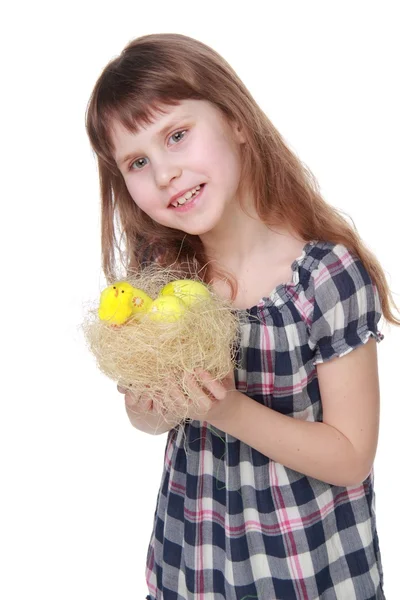Linda niña con sus pollos esponjosos primavera sobre fondo blanco —  Fotos de Stock