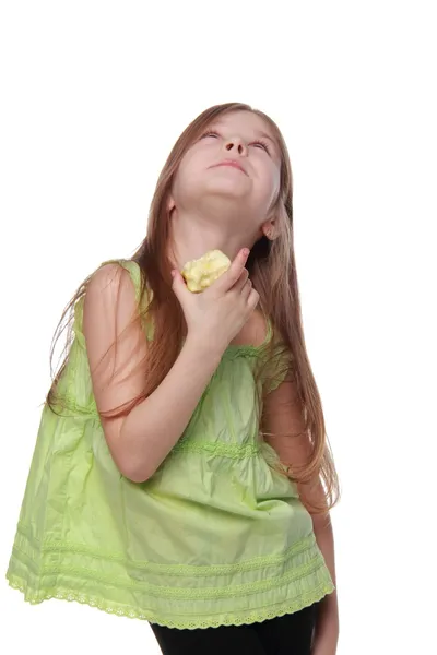 Linda niña con una dulce sonrisa sosteniendo una manzana — Foto de Stock