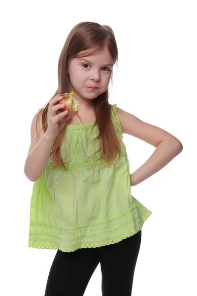 Caucasiano alegre menina comendo uma maçã — Fotografia de Stock