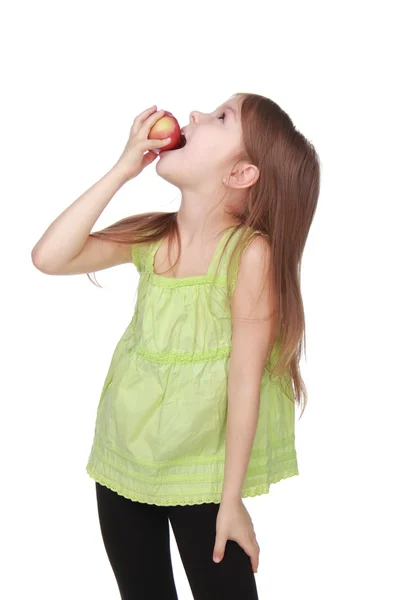 Caucásico pequeña niña comiendo una manzana — Foto de Stock