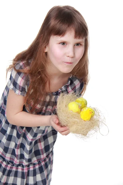 Söt liten flicka som håller en dekorativ korg med påsk baby kyckling — Stockfoto