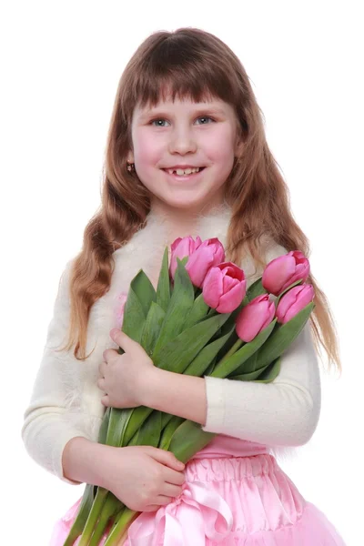 Niña con un gran ramo de flores sobre fondo blanco en vacaciones — Foto de Stock