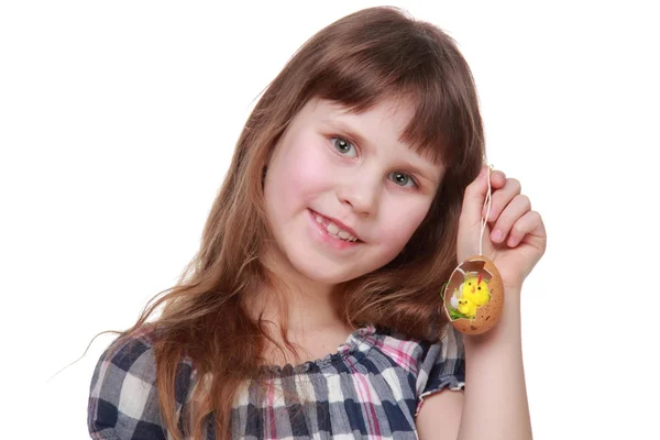 Bonita niña sosteniendo un huevo de gallina para Pascua —  Fotos de Stock