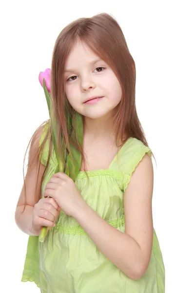 Bild av en vacker liten flicka med tulpan — Stockfoto