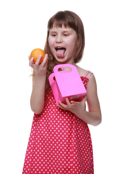 Menina bonito em um vestido de verão toranja limpa — Fotografia de Stock