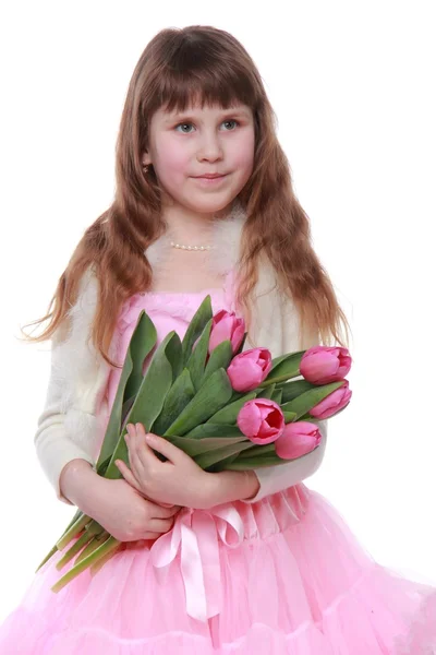 Porträt eines kleinen Mädchens mit einem großen Strauß — Stockfoto