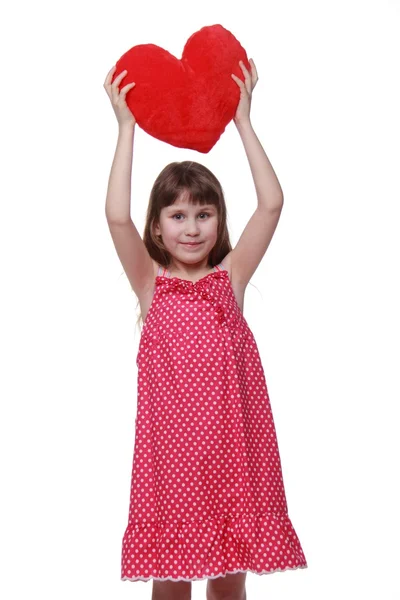 Смилей маленькая девочка с символом сердца в День святого Валентина — стоковое фото