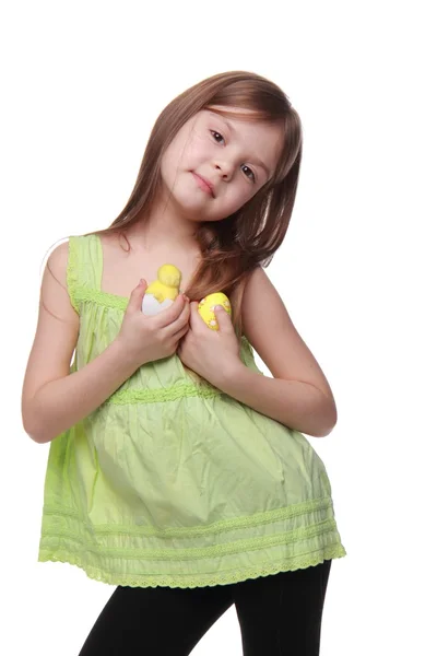 Jolie fille mignonne tenant des décorations de Pâques — Photo