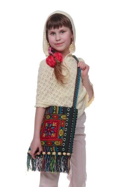 Petite fille émotionnelle avec un beau thème folklorique sac fait main — Photo