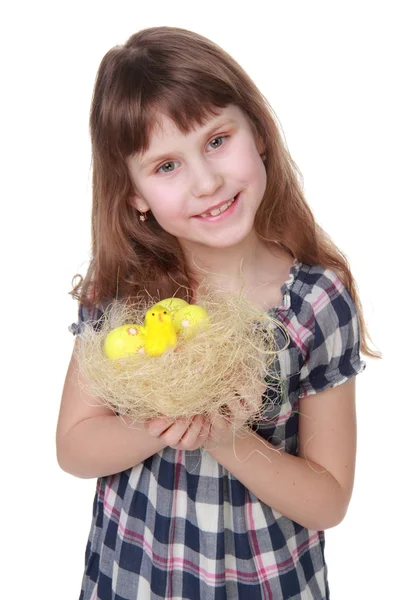 Söt liten flicka som håller en dekorativ korg med påsk baby kyckling — Stockfoto