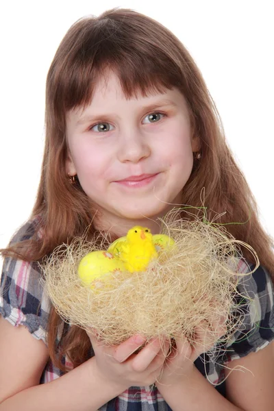 Urocza dziewczynka gospodarstwa zielony koszyk z trochę kurczaka na Wielkanoc — Zdjęcie stockowe