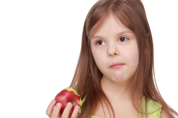 Kaukasische fröhliche Mädchen essen einen Apfel — Stockfoto