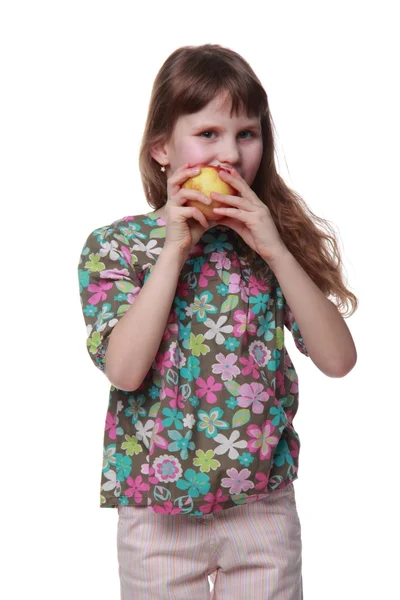 Menina em roupas coloridas comendo uma maçã — Fotografia de Stock