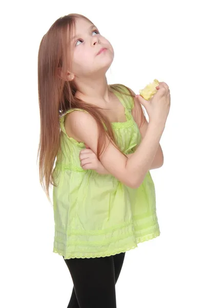 Porträt eines schönen kleinen Mädchens, das einen Apfel isst — Stockfoto