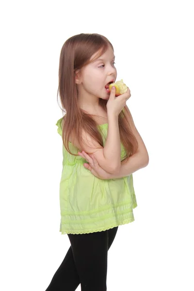 Retrato de uma linda menina comendo uma maçã — Fotografia de Stock