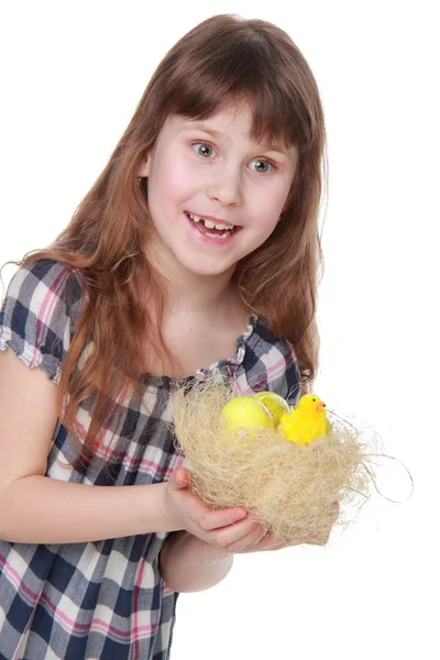 Söt liten flicka som håller en påsk-dekoration — Stockfoto