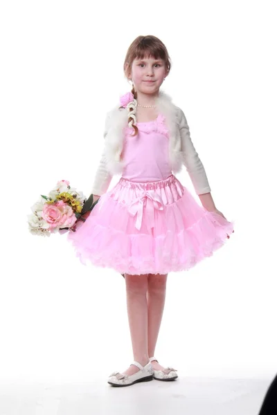 Ritratto di una bambina con un grande bouquet — Foto Stock