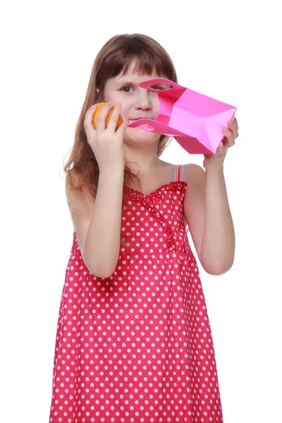 Frisk liten flicka i en sommarklänning som innehar en gåva — Stockfoto