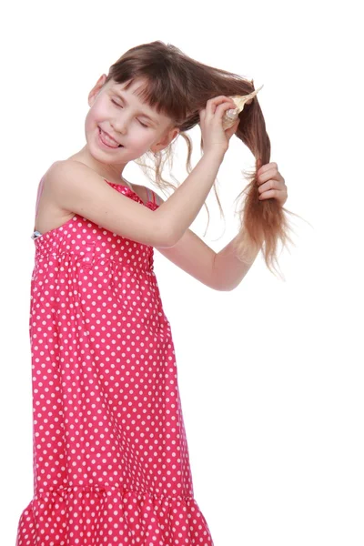 Glad liten flicka som håller en snäcka — Stockfoto