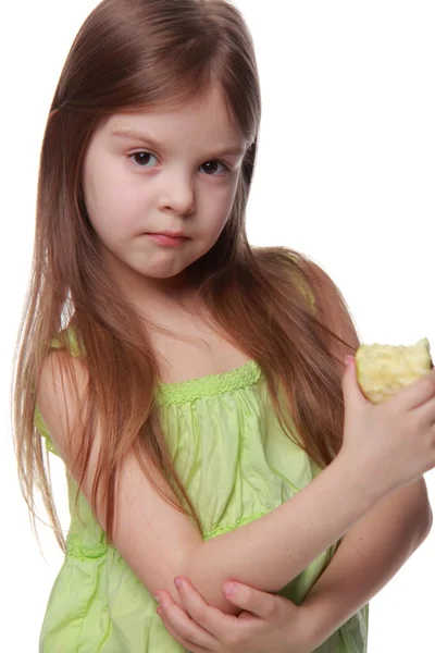 Porträt eines schönen kleinen Mädchens, das einen Apfel isst — Stockfoto
