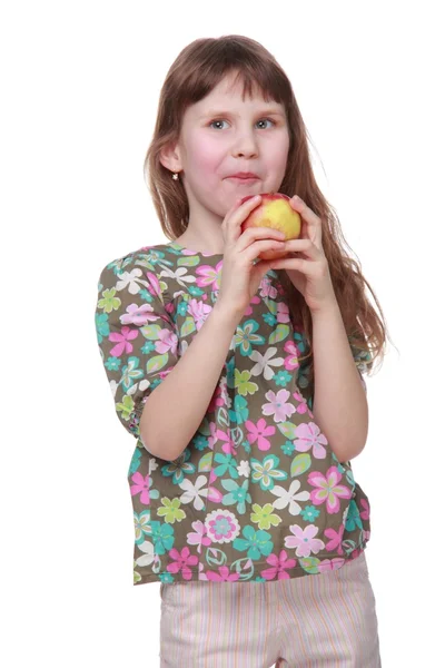 Schöne kleine Mädchen in bunten Kleidern essen natürlichen roten Apfel — Stockfoto