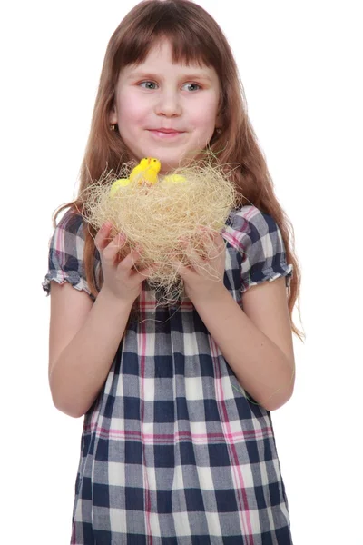 Vrij klein meisje houden een Pasen decoratie — Stockfoto