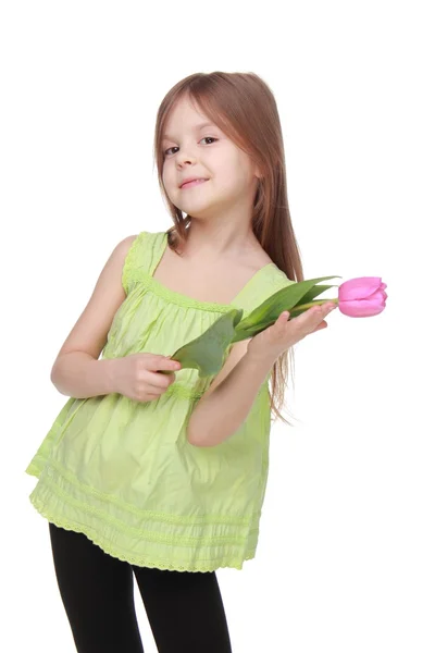 Portret van een charmant klein meisje met een tulp — Stockfoto