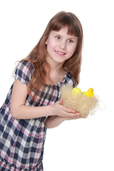 Bella bambina che tiene una decorazione di Pasqua — Foto Stock